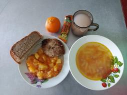 Неделя витаминизации 15.09.2025 Суп картофельный с бобовыми, рагу из овощей, котлета мясная, кисель, хлеб ржаной, хлеб пшеничный, мандарин, злаковый батончик